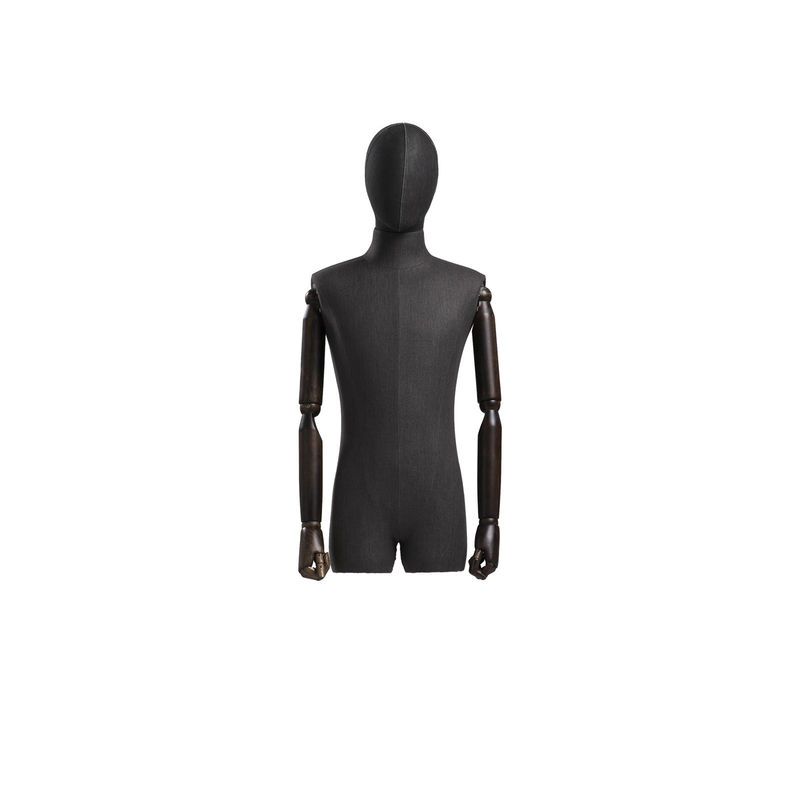 Le corps masculin à jambes dédoublé de moitié a enveloppé le mannequin présentant les courbes naturelles de corps dans des fenêtres de magasin
