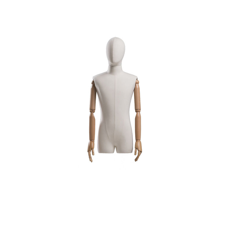 Le corps masculin à jambes dédoublé de moitié a enveloppé le mannequin présentant les courbes naturelles de corps dans des fenêtres de magasin