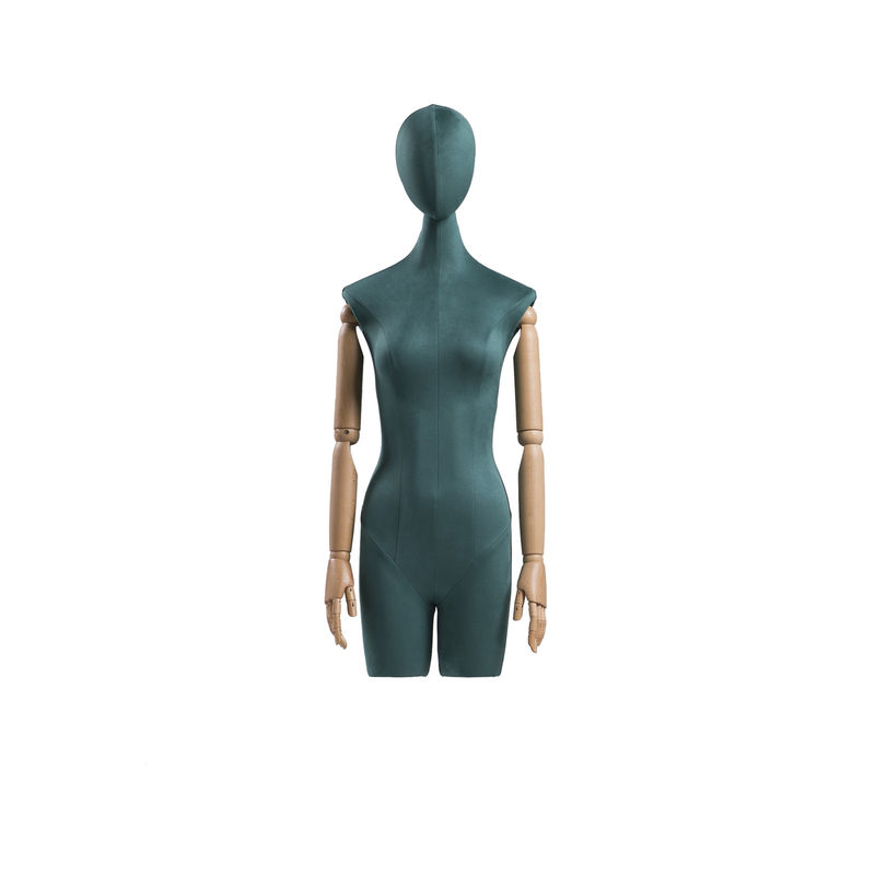 Une mannequine féminine à demi-corps, taille de 63 cm, debout.