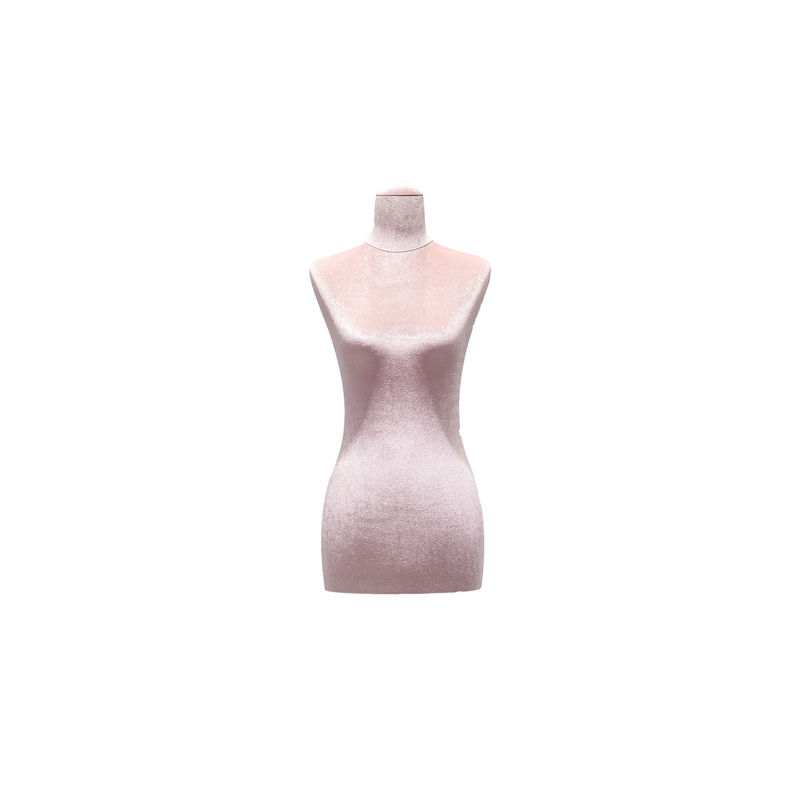 Une mannequin à moitié-corps, à moitié-corps, sans tête ni bras.