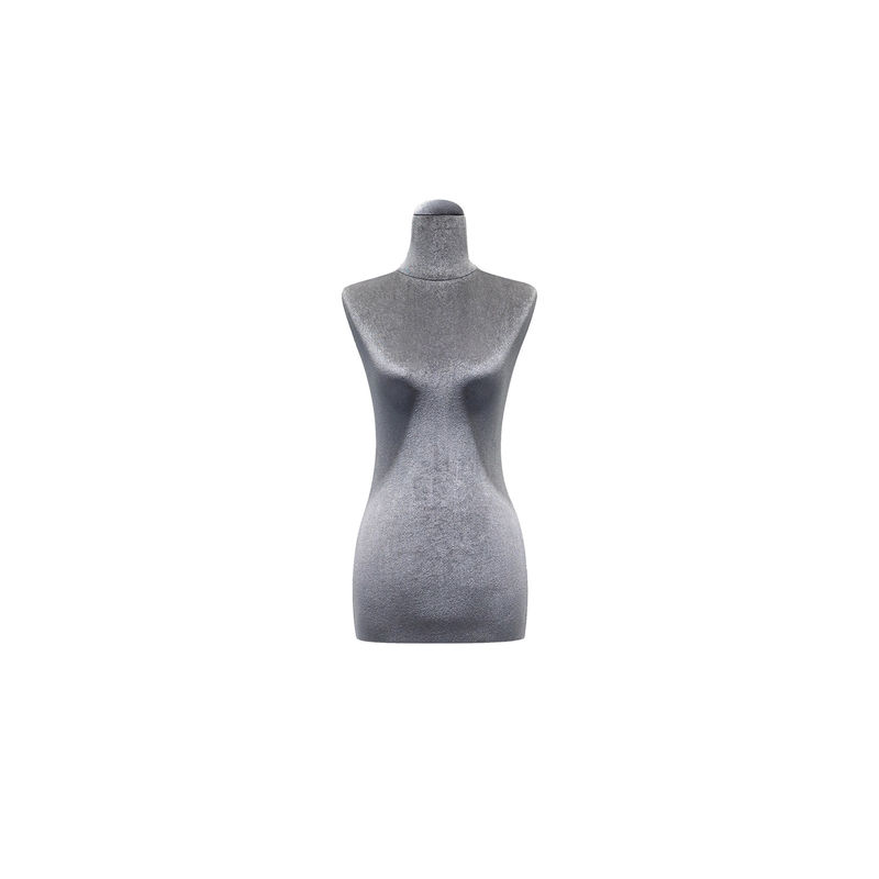Une mannequin à moitié-corps, à moitié-corps, sans tête ni bras.