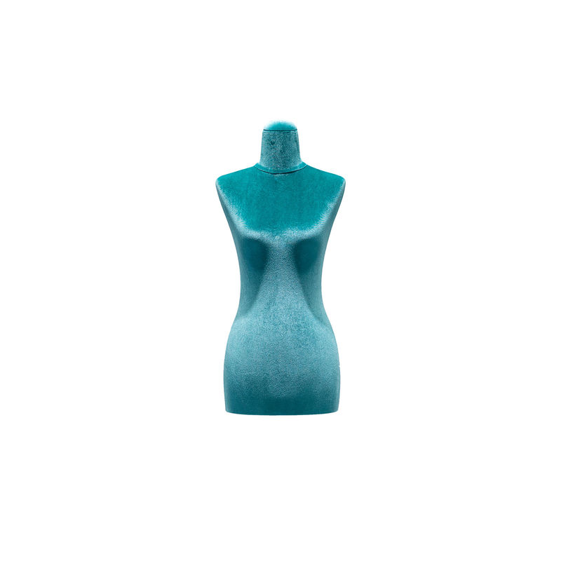 Une mannequin à moitié-corps, à moitié-corps, sans tête ni bras.